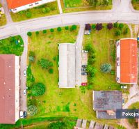 PREDAJ | 2-izb. byt 59 m² + loggia | Š. Michaľany - Pohľad zhora na obytné budovy a zeleň na ulici Pod lesíkom, Šarišské Michaľany.