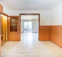PREDAJ | 2-izb. byt 59 m² + loggia | Š. Michaľany - Interiér 2-izbového bytu s podlahou s dreveným dekorom a vstupom na balkón.
