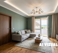 PREDAJ | 2-izb. byt 59 m² + loggia | Š. Michaľany - Obývačka v 2-izbovom byte s podlahou s dreveným dekorom, gaučom a TV.