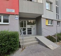 Priestranný a atypický 4i byt s dvoma loggiami, Furdekova, Petržalka - Vchod do bytového domu na Furdekovej ulici v Bratislave-Petržalke, obklopený zeleňou.