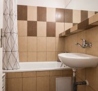 Priestranný a atypický 4i byt s dvoma loggiami, Furdekova, Petržalka - Kúpeľňa so sprchovým závesom, vaňou a umývadlom, vhodná pre 4-izbový byt.