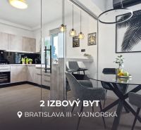 2 - IZBOVÝ BYT | BRATISLAVA III | VAJNORSKÁ  - Kuchyňa s jedálenským kútom a podlahou s dreveným dekorom v 2-izbovom byte.