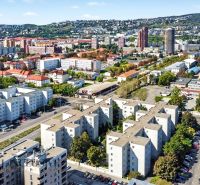 2 - IZBOVÝ BYT | BRATISLAVA III | VAJNORSKÁ  - Letecký pohľad na obytné bloky pri Vajnorskej v Bratislave - Novom Meste.
