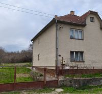 Znížená cena!!! Priestranný RD v obci Čebovce, okr. V. Krtíš. - Rodinný dom na Vinohradníckej ulici v Čebovciach so záhradou a starším plotom.