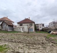 Znížená cena!!! Priestranný RD v obci Čebovce, okr. V. Krtíš. - Exteriér rodinného domu na Vinohradníckej ulici v Čebovciach s priľahlým pozemkom.