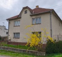 Znížená cena!!! Priestranný RD v obci Čebovce, okr. V. Krtíš. - Rodinný dom na Vinohradníckej ulici v Čebovciach s kvitnúcim kríkom v predzáhradke.