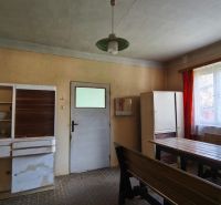 Znížená cena!!! Vidiecky dom v obci Olováry v okrese Veľký Krtíš. - Kuchyňa v rodinnom dome s dreveným nábytkom, veľkým oknom a starším vybavením.