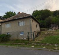 Znížená cena!!! Vidiecky dom v obci Olováry v okrese Veľký Krtíš. - Rodinný dom v Olovárách s jednoduchou fasádou a priestranným pozemkom pri lese.