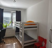 3 izbový kompletne prerobený a zariadený byt na prenájom, Necpaly  - Detská izba s poschodovou posteľou, stolíkom a podlahou s dreveným dekorom v 3-izbovom byte.