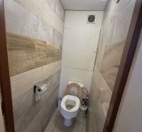 Váš nový štart alebo bezpečná investícia v srdci Šiah - Toaleta s keramickými obkladmi v 2-izbovom byte, útulná a funkčná.