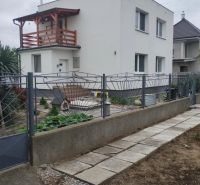 Váš nový rodinný prístav v obci Iža: Priestor, kľud a čerstvá úroda z  - Rodinný dom v meste Trnava s bielou fasádou a dreveným balkónom.