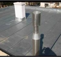 Váš nový rodinný prístav v obci Iža: Priestor, kľud a čerstvá úroda z  - Plochá strecha rodinného domu v meste Soľ ukazuje komínovú a ventilačnú sústavu.
