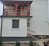 Váš nový rodinný prístav v obci Iža: Priestor, kľud a čerstvá úroda z  - Rodinný dom v Bratislave s balkónom a malou záhradou v jednoduchom štýle.