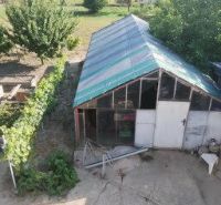 Váš nový rodinný prístav v obci Iža: Priestor, kľud a čerstvá úroda z  - Záhrada so záhradnou chatkou v Zlatých Moravciach, s ovocnými stromami a pestovateľskou plochou.