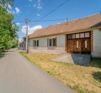 NA PREDAJ RODINNÝ DOM S POZEMKOM O VÝMERE 1003m2 - Rodinný dom na Vištuk 158 v Vištuku s okolím a modrou oblohou.