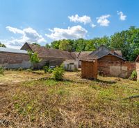 NA PREDAJ RODINNÝ DOM S POZEMKOM O VÝMERE 1003m2 - Záhrada pri rodinnom dome vo Vištuku na ulici Vištuk 158, obkolesená tehlovým múrom.