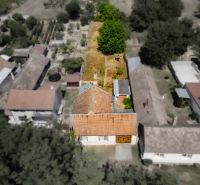NA PREDAJ RODINNÝ DOM S POZEMKOM O VÝMERE 1003m2 - Letecký pohľad na rodinný dom v obci Vištuk na ulici Vištuk 158 s veľkou záhradou.