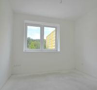 3-izbový byt s balkónom v Rezidencii Madone - Interiér svetlej izby s bielymi stenami v 3-izbovom byte.