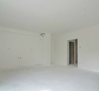 3-izbový byt s balkónom v Rezidencii Madone - Neutrálne ladený interiér 3-izbového bytu, biela stena, príprava na kuchynskú linku.