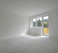 3-izbový byt s balkónom v Rezidencii Madone - Svetlá izba v 3-izbovom byte s veľkými oknami a balkónom, výhľad do zelene.