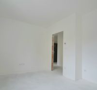 3-izbový byt s balkónom v Rezidencii Madone - Svetlá izba s bielymi stenami a podlahou v 3-izbovom byte.