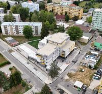 3-izbový byt s balkónom v Rezidencii Madone - Pohľad na obytnú ulicu Školská v Hriňovej s 3-izbovými bytmi a zelenými plochami.