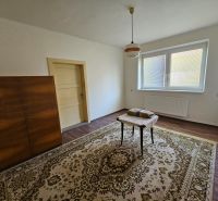 Na predaj rodinný dom s veľkou záhradou v centre V.Šariša - Miestnosť v rodinnom dome s podlahou s dreveným dekorom, kobercom a skriňou.