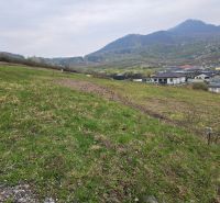Na predaj stavebný pozemok Fintice - Pozemky na bývanie v Finticiach s panoramatickým výhľadom na okolité hory a domy.