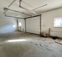 Na prenájom výrobná hala-sklad v V. Šariši - Priestranná garáž v Skladoch a halách s bielymi stenami a betónovou podlahou.