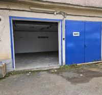 Na prenájom skladu na Petrovanskej ul. Prešov - Otvorená garáž s modrými dverami na Petrovanskej ulici v Prešove, Sklady a haly.
