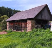 Pozemok s hospodárskymi budovami, Nižné Repaše - Drevená stodola obklopená zeleňou na pozemku v Nižných Repašoch.