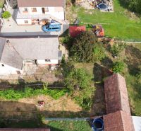 PREDAJ - 4-izbový rodinný dom s veľkým potenciálom, Malženice, 646 m² - Letecký pohľad na rodinný dom v Malženiciach so záhradou a priľahlými stavbami.