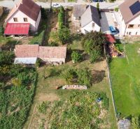PREDAJ - 4-izbový rodinný dom s veľkým potenciálom, Malženice, 646 m² - Letecký pohľad na rodinné domy a záhrady v Malženiciach.