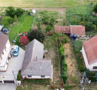 PREDAJ - 4-izbový rodinný dom s veľkým potenciálom, Malženice, 646 m² - Rodinné domy v Malženiciach s priestrannými záhradami a solárnymi panelmi na streche.