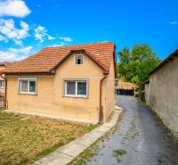 4-izbový zrekonštruovaný rodinný dom s veľkým pozemkom – Čakanovce - Rodinný dom v obci Čakanovce so šikmou strechou a priľahlou prístupovou cestou.