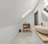 PREDAJ Rodinný DOM 3kk NOVOSTAVBA-Hurbanovo do kt. sa stačí nasťahovať - Kúpeľňa s oknom v podkroví rodinného domu a s moderným umývadlom.