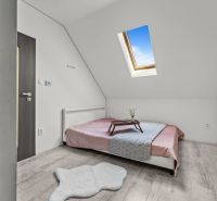 PREDAJ Rodinný DOM 3kk NOVOSTAVBA-Hurbanovo do kt. sa stačí nasťahovať - Spálňa v Rodinnom dome s podlahou s dreveným dekorom a strešným oknom.