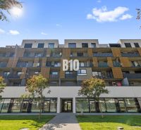 1-IZBOVÝ BYT S VEĽKOU 12 m² TERASOU | SLNEČNICE VILADOMY - Exteriér budovy na Fialovej ulici v Bratislave V s 1-izbovými bytmi.