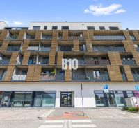 1-IZBOVÝ BYT S VEĽKOU 12 m² TERASOU | SLNEČNICE VILADOMY - Bytový dom na Fialovej ulici v Bratislave V s obchodnými prevádzkami na prízemí.
