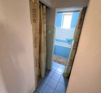 3-IZBOVÝ BYT 90 m² V RODINNOM DOME | POVAŽSKÝ CHLMEC - Žilina - Kúpeľňa v rodinnom dome s modrou vaňou a závesmi, dlažba na podlahe.