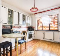 3-IZBOVÝ BYT 90 m² V RODINNOM DOME | POVAŽSKÝ CHLMEC - Žilina - Kuchyňa v rodinnom dome s dlažbou a podlahou s dreveným dekorom.