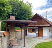 Víkendová chalupa Mikušovce, pozemok 281m2 - Rodinný dom v Mikušovciach so záhradným prístreškom a tehlovým komínom.