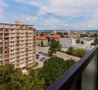 PREDAJ,3-IZBOVÝ BYT,KOMPLETNÁ REKONŠTRUKCIA,BOŽENY NEMCOVEJ-SEVER-KE - Výhľad z balkóna 3-izbového bytu na Boženy Němcovej v Košiciach - mestská časť Sever.