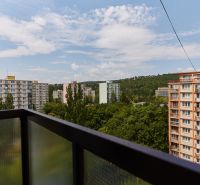 PREDAJ,3-IZBOVÝ BYT,KOMPLETNÁ REKONŠTRUKCIA,BOŽENY NEMCOVEJ-SEVER-KE - Výhľad z balkóna s panelákmi a stromami na ulici Boženy Němcovej v Košiciach.