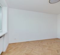 NA PREDAJ-3-IZBOVÝ BYT-NOVÁ REKONŠTRUKCIA-UL.POKROKU-KOŠICE-ZÁPAD - Prázdna izba s podlahou s dreveným dekorom v 3-izbovom byte.