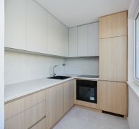 NA PREDAJ-3-IZBOVÝ BYT-NOVÁ REKONŠTRUKCIA-UL.POKROKU-KOŠICE-ZÁPAD - Kuchynská linka v 3-izbovom byte s drevenými prvkami a svetlými skrinkami.