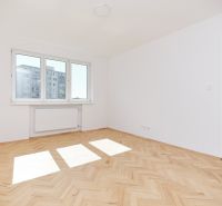 NA PREDAJ-3-IZBOVÝ BYT-NOVÁ REKONŠTRUKCIA-UL.POKROKU-KOŠICE-ZÁPAD - Svetlá izba s podlahou s dreveným dekorom v 3-izbovom byte.