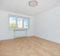 NA PREDAJ-3-IZBOVÝ BYT-NOVÁ REKONŠTRUKCIA-UL.POKROKU-KOŠICE-ZÁPAD - Izba v 3-izbovom byte s bielymi stenami a podlahou s dreveným dekorom.