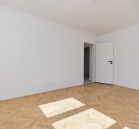 NA PREDAJ-3-IZBOVÝ BYT-NOVÁ REKONŠTRUKCIA-UL.POKROKU-KOŠICE-ZÁPAD - Svetlá miestnosť s bielymi stenami a podlahou s dreveným dekorom, 3-izbový byt.