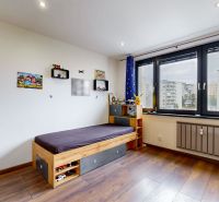 BENADOVA - 4-IZBOVÝ BYT PO KOMPLETNEJ REKONŠTRUKCII, 79 m², LOGGIA  - Detská izba s posteľou a oknom s výhľadom; 4-izbový byt s podlahou s dreveným dekorom.